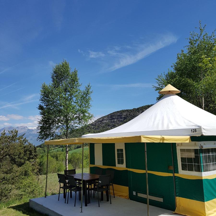 Village De Chalets Et Camping La Pierre De L'Aigle La Bréole Екстериор снимка