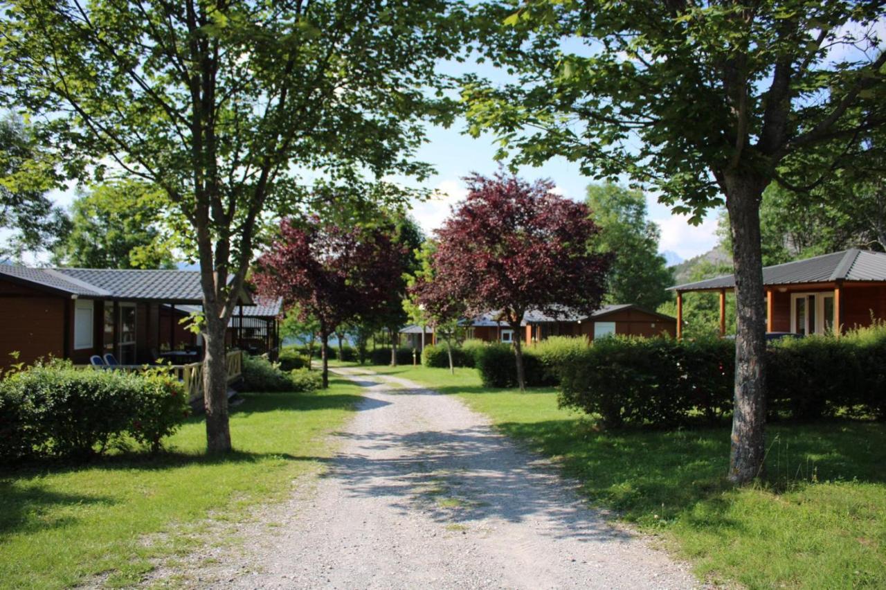 Village De Chalets Et Camping La Pierre De L'Aigle La Bréole Екстериор снимка
