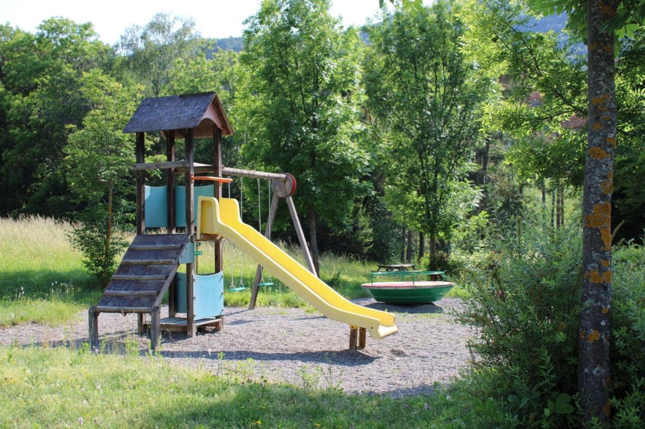 Village De Chalets Et Camping La Pierre De L'Aigle La Bréole Екстериор снимка