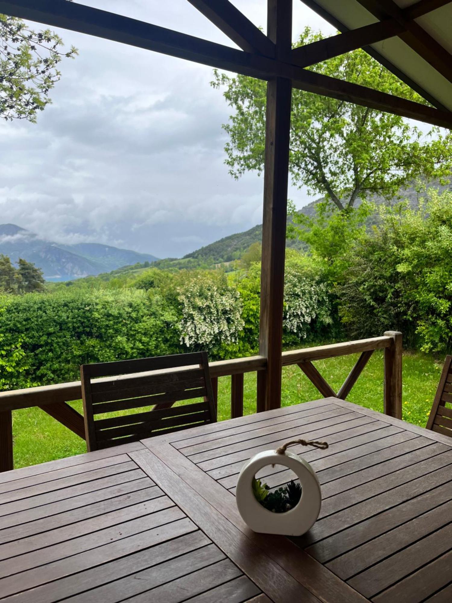 Village De Chalets Et Camping La Pierre De L'Aigle La Bréole Екстериор снимка