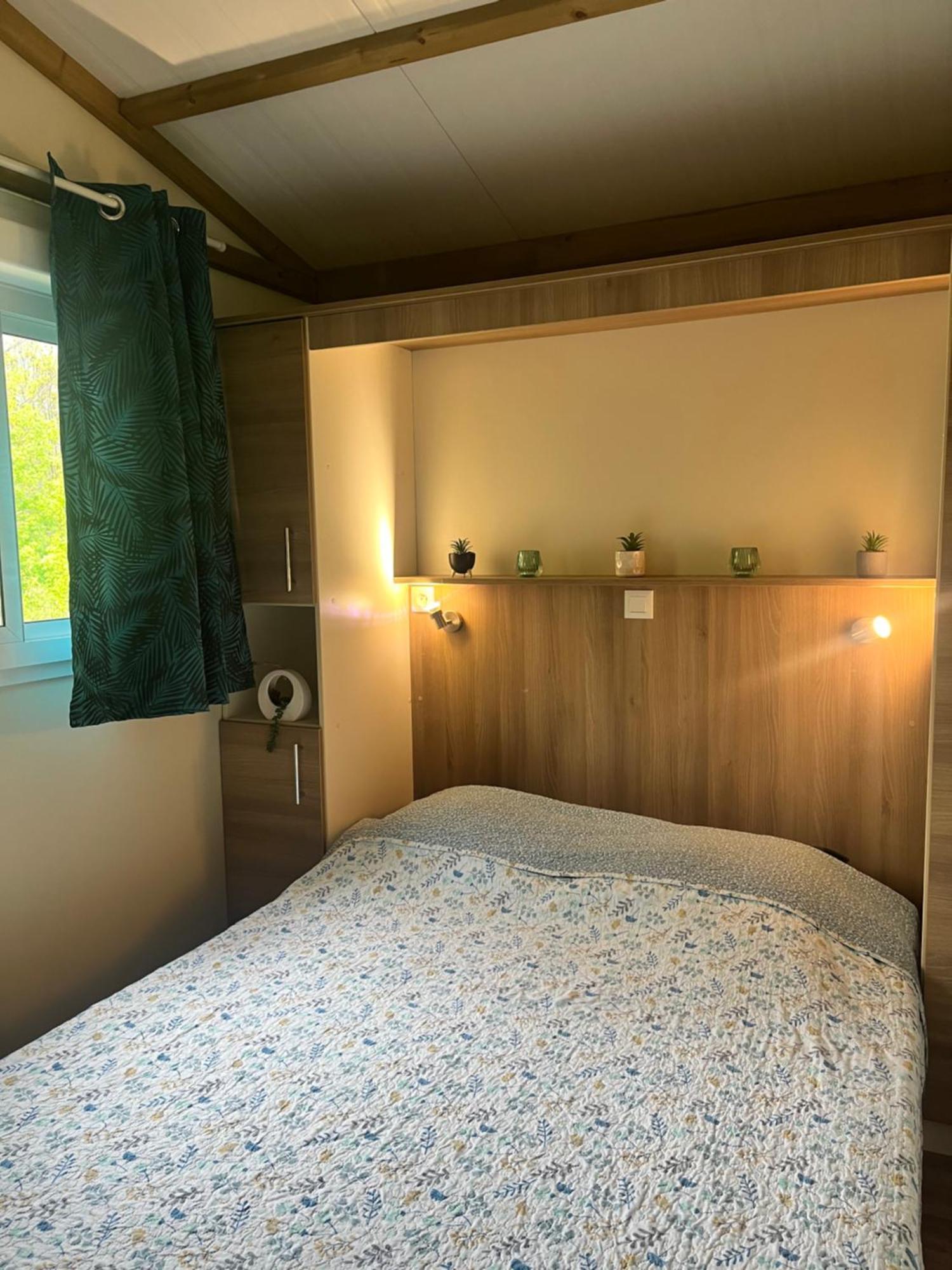 Village De Chalets Et Camping La Pierre De L'Aigle La Bréole Екстериор снимка