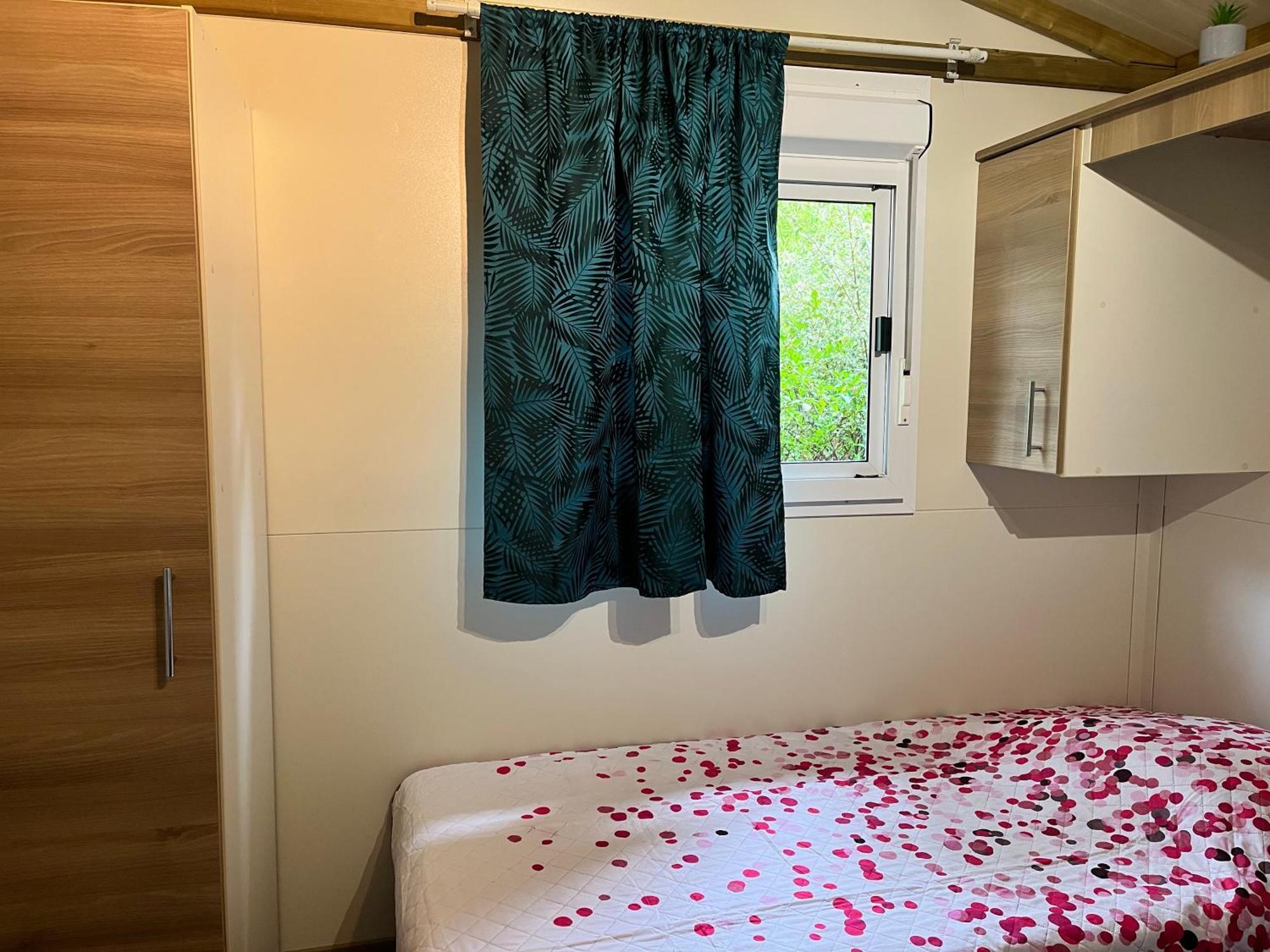 Village De Chalets Et Camping La Pierre De L'Aigle La Bréole Екстериор снимка