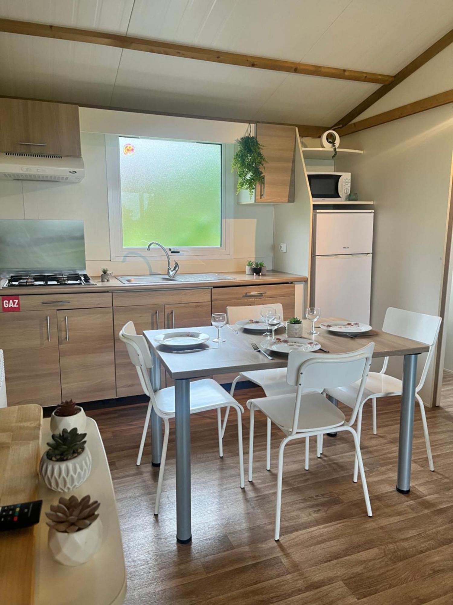 Village De Chalets Et Camping La Pierre De L'Aigle La Bréole Екстериор снимка