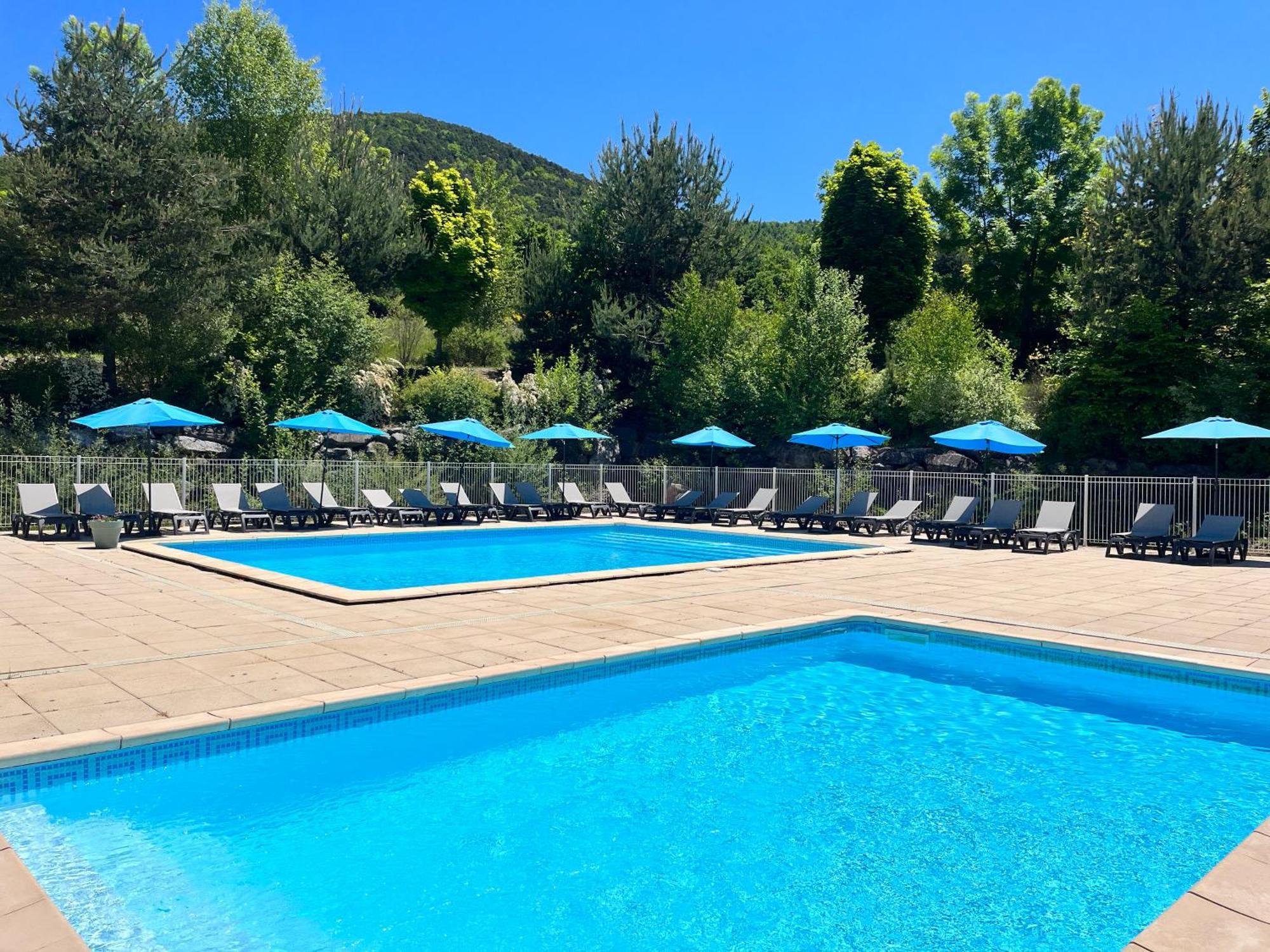 Village De Chalets Et Camping La Pierre De L'Aigle La Bréole Екстериор снимка